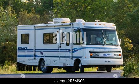 Stony Stratford, Großbritannien - 4. 2023. Juni: 1995 Winnebago Camper Oldtimer, der auf einer englischen Landstraße fährt. Stockfoto