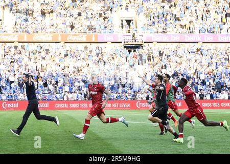 Genk, Belgien. 04. Juni 2023. Antwerpens Cheftrainer Mark van Bomme läuft nach dem Tor von und Antwerpens Toby Alderweireld während eines Fußballspiels zwischen KRC Genk und dem Royal Antwerpen FC am Sonntag, den 04. Juni 2023 in Genk, Am letzten Tag der Spiele der Champions in der ersten Runde der belgischen Meisterschaft der „Jupiler Pro League“ 2022-2023. BELGA FOTO TOM GOYVAERTS Kredit: Belga News Agency/Alamy Live News Stockfoto