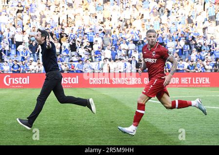 Genk, Belgien. 04. Juni 2023. Antwerpens Cheftrainer Mark van Bomme läuft nach dem Tor von und Antwerpens Toby Alderweireld während eines Fußballspiels zwischen KRC Genk und dem Royal Antwerpen FC am Sonntag, den 04. Juni 2023 in Genk, Am letzten Tag der Spiele der Champions in der ersten Runde der belgischen Meisterschaft der „Jupiler Pro League“ 2022-2023. BELGA FOTO TOM GOYVAERTS Kredit: Belga News Agency/Alamy Live News Stockfoto