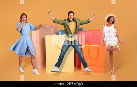 Emotionale multikulturelle Millennials feiern Black friday, Collage Stockfoto