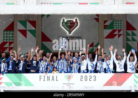 Oeiras, Portugal. 4. Juni 2023. Die Spieler des FC Porto feiern mit ihrer Trophäe, nachdem sie am 4. Juni 2023 im Jamor-Nationalstadion in Oeiras, Portugal, das Portugal Cup-Finale zwischen dem FC Porto und SC Braga gewonnen haben. (Kreditbild: © Pedro Fiuza/ZUMA Press Wire) NUR REDAKTIONELLE VERWENDUNG! Nicht für den kommerziellen GEBRAUCH! Kredit: ZUMA Press, Inc./Alamy Live News Stockfoto