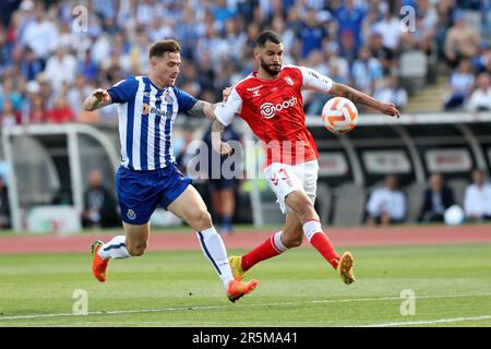 Oeiras, Portugal. 4. Juni 2023. Toni Martinez vom FC Porto (L) tritt am 4. Juni 2023 beim Portugal Cup-Finale zwischen dem FC Porto und dem SC Braga im Jamor-Nationalstadion in Oeiras, Portugal, mit Vitor Tormena von SC Braga in Kontakt. (Kreditbild: © Pedro Fiuza/ZUMA Press Wire) NUR REDAKTIONELLE VERWENDUNG! Nicht für den kommerziellen GEBRAUCH! Kredit: ZUMA Press, Inc./Alamy Live News Stockfoto