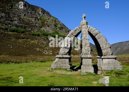 Der Königin geht es gut, Glen Mark, Angus Glens Schottland. Erbaut von Lord Dalhousie, um einem Besuch von Königin Victoria und Prinz Albert im Jahr 1861 zu gedenken. Stockfoto