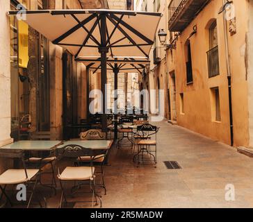 Kleiner Straßengang mit wenigen leeren Cafes Stockfoto