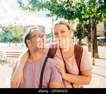 Außenporträt eines glücklichen Paares mittleren Alters im Sonnenlicht Stockfoto