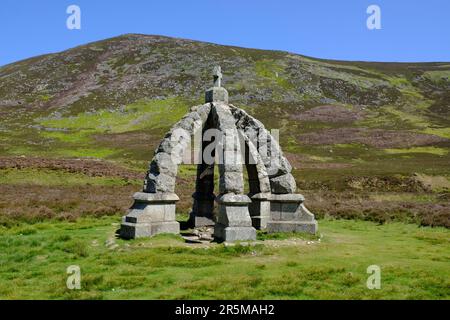 Der Königin geht es gut, Glen Mark, Angus Glens Schottland. Erbaut von Lord Dalhousie, um einem Besuch von Königin Victoria und Prinz Albert im Jahr 1861 zu gedenken. Stockfoto