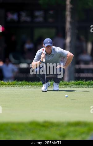 Dublin, Ohio, USA. 3. Juni 2023. RORY MCILROY (GB-NIR) legt seinen Putt auf das 8. Loch des Memorial Tournament im Muirfield Village Golf Club. McIlroy hat zwei unter Par geschossen und ist in Führung. (Kreditbild: © Brian Dempsey/ZUMA Press Wire) NUR REDAKTIONELLE VERWENDUNG! Nicht für den kommerziellen GEBRAUCH! Stockfoto