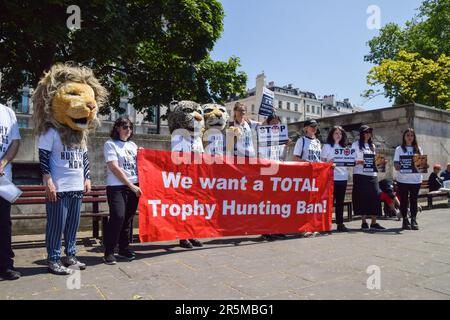 London, Großbritannien. 04. Juni 2023. Demonstranten tragen Tiermasken und halten während der Demonstration ein Anti-Trophäen-Jagdbanner und Plakate. Aktivisten der Kampagne zum Verbot der Trophäenjagd haben in Marble Arch einen Protest durchgeführt, in dem gefordert wurde, dass die britische Regierung die Einfuhr von Trophäenjagden verbietet und ein Ende der Trophäenjagd weltweit fordert. (Foto: Vuk Valcic/SOPA Images/Sipa USA) Guthaben: SIPA USA/Alamy Live News Stockfoto