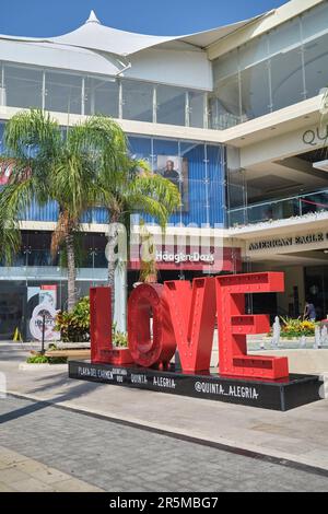 Love Sign auf der 5th Avenue Shopping Street Playa Del Carmen Yucatan Mexiko Stockfoto