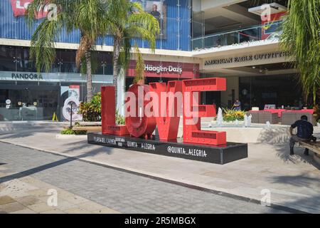 Love Sign auf der 5th Avenue Shopping Street Playa Del Carmen Yucatan Mexiko Stockfoto