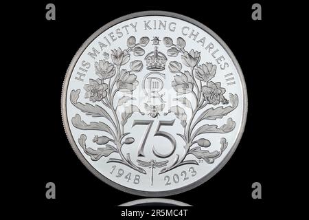 Rückseite einer 2023 £5-Euro-Münze zur Feier des 75. Geburtstags von König Karl III. Dieses umgekehrte Design wurde von dem Künstler Dan Thorne entworfen Stockfoto