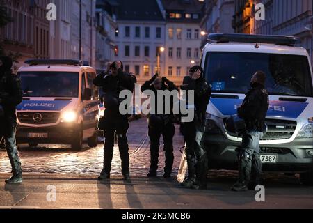 Leipzig, Deutschland. 04. Juni 2023. Polizeibeamte stehen an einer Kreuzung im Connewitz-Bezirk. Während der Demonstrationen und Proteste der linken Szene im Zusammenhang mit dem Lina-Prozess brachen am Wochenende Unruhen zwischen Kapuzenmenschen und der Polizei im Bezirk Connewitz aus. Kredit: Sebastian Willnow/dpa/Alamy Live News Stockfoto