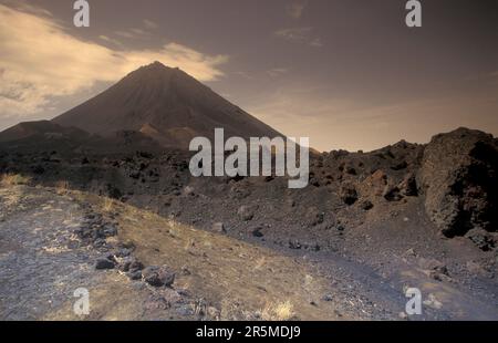 Die Landschaft mit dem Vulkan und dem Berg Fogo auf der Insel Fogo auf den Kap-verdischen Inseln in Afrika. Kap Verde, Fogo, Mai 2000 Stockfoto