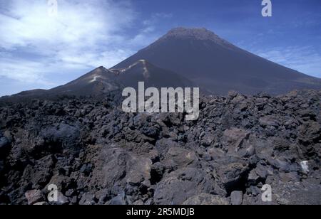 Die Landschaft mit dem Vulkan und dem Berg Fogo auf der Insel Fogo auf den Kap-verdischen Inseln in Afrika. Kap Verde, Fogo, Mai 2000 Stockfoto