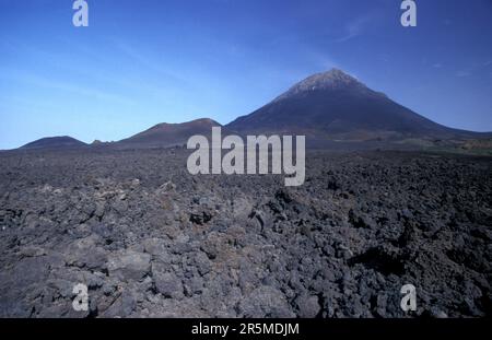 Die Landschaft mit dem Vulkan und dem Berg Fogo auf der Insel Fogo auf den Kap-verdischen Inseln in Afrika. Kap Verde, Fogo, Mai 2000 Stockfoto