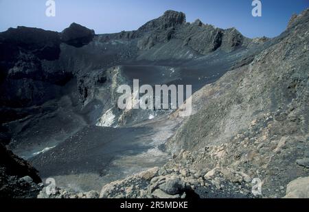 Die Landschaft mit dem Vulkan und dem Berg Fogo auf der Insel Fogo auf den Kap-verdischen Inseln in Afrika. Kap Verde, Fogo, Mai 2000 Stockfoto