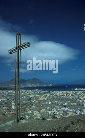Der Blick auf die Stadt Mindelo auf der Insel Sao Pedro auf den Kap-verdischen Inseln in Afrika. Kap Verde, Santiago, Mai 2000 Stockfoto