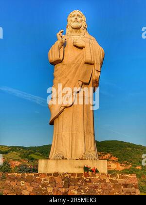 Segen Jesus Christus Denkmal (Áldó Krisztus) in Tarcal, Tokaj Region, Ungarn. Riesige religiöse Statue bei Sonnenuntergang. Stockfoto