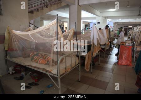 Dengue-Fieber-Patienten liegen auf dem Boden und auf dem Bett vor dem mugda-Krankenhaus, Aufnahmebereich in Dhaka, Bangladesch, am 31. Mai 2023. T Stockfoto