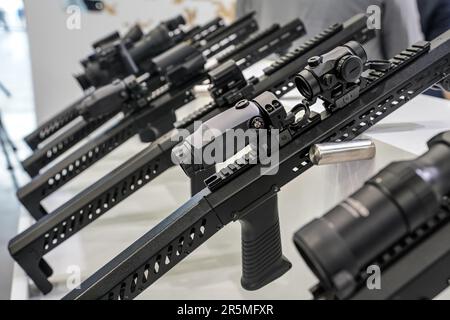 Schwarze Schießskop-Optik auf Metallstange auf der Waffenmesse gezeigt montiert, Nahaufnahme Detail zu Einstellknöpfen Stockfoto