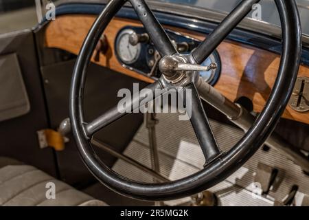 Lenkrad und Armaturenbrett des alten Fahrzeugs Stockfoto