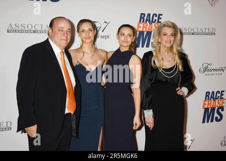 LOS ANGELES, KALIFORNIEN - 02. JUNI: (L-R) Ken Rickel, Isabella Rickel, Mariella Rickel und Race to Erase MS Gründerin Nancy Davis nehmen an der 30. Annual Teil Stockfoto