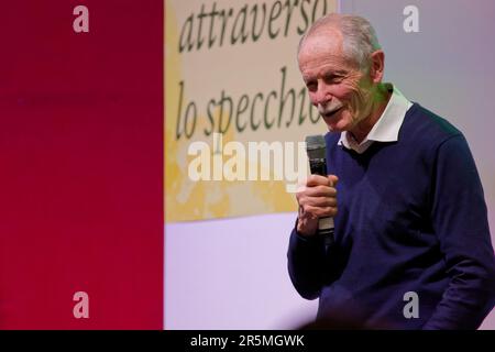 Der italienische Schriftsteller Erri De Luca spricht auf der 2023. Ausgabe der Turiner Buchmesse in Italien. Stockfoto