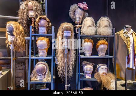 Perücken, die von den Schauspielern in den Harry-Potter-Filmen getragen wurden, werden auf der Warner Brothers Harry Potter Tour in Watford, Großbritannien, ausgestellt Stockfoto