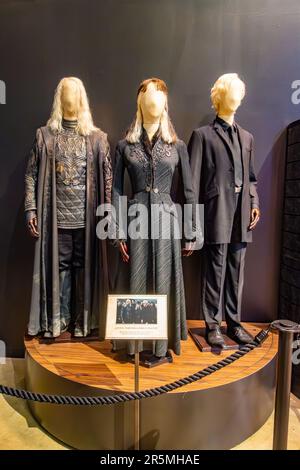 Schaufensterpuppen in Kostümen der Schauspieler, die die Malfoy-Familie darstellten, sind auf der Warner Brothers Harry Potter Tour in Watford, Großbritannien, ausgestellt Stockfoto