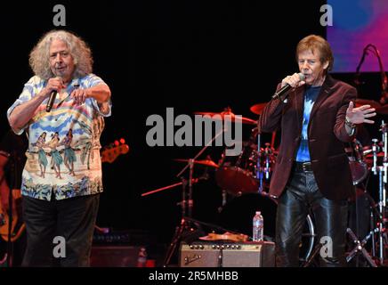 Hiawassee, GA, USA. 3. Juni 2023. The Turtles, Mark Volman, Howard Kaylan auf der Bühne für Happy Together Tour 2023, Anderson Music Hall, Hiawassee, GA 3. Juni 2023. Kredit: Derek Storm/Everett Collection/Alamy Live News Stockfoto