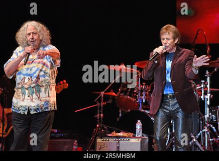 Hiawassee, GA, USA. 3. Juni 2023. The Turtles, Mark Volman, Howard Kaylan auf der Bühne für Happy Together Tour 2023, Anderson Music Hall, Hiawassee, GA 3. Juni 2023. Kredit: Derek Storm/Everett Collection/Alamy Live News Stockfoto