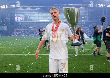 Kopenhagen, Dänemark. 04. Juni 2023. Hakon Haraldsson (30) vom FC Kopenhagen wurde nach dem Sieg der dänischen Meisterschaft nach dem Superliga-Spiel 3F zwischen dem FC Kopenhagen und dem FC Randers in Parken in Kopenhagen gefeiert. (Foto: Gonzales Photo/Alamy Live News Stockfoto