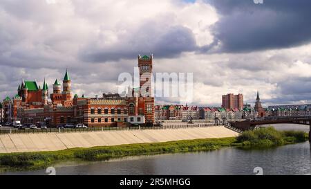 Yoshkar-Ola, Russland - 7. September 2021. Blick auf den Ufer von Brügge und den Patriarchalplatz. Benannt nach der belgischen Stadt. Stockfoto