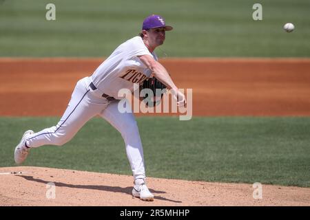 Baton Rouge, LA, USA. 4. Juni 2023. Der LSU-StarterPitcher Ty Floyd (9) bietet während der NCAA Baseball Regional Action zwischen den Oregon State Beavers und den LSU Tigers im Alex Box Stadium, Skip Bertman Field in Baton Rouge, LA, einen Platz auf dem Spielfeld. Jonathan Mailhes/CSM(Kreditbild: © Jonathan Mailhes/Cal Sport Media). Kredit: csm/Alamy Live News Stockfoto