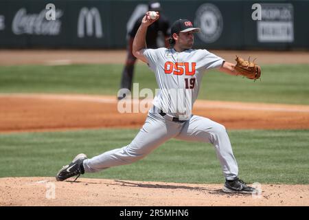 Baton Rouge, LA, USA. 4. Juni 2023. Der Oregon State Starting Pitcher AJ Lattery (19) bietet während der NCAA Baseball Regional Action zwischen den Oregon State Beavers und den LSU Tigers im Alex Box Stadium, Skip Bertman Field in Baton Rouge, LA, einen Platz auf dem Spielfeld. Jonathan Mailhes/CSM/Alamy Live News Stockfoto