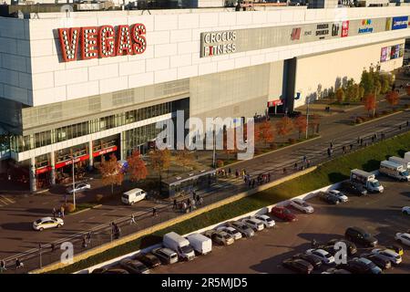 Moskau, Russland - 10. Oktober 2021. Einkaufs- und Unterhaltungskomplex in Vegas und der Platz davor. Stockfoto