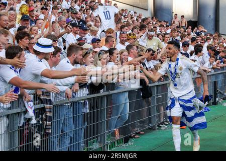 Kopenhagen, Dänemark. 04. Juni 2023. Zeca (10) des FC Kopenhagen mit den Fans nach dem Superliga-Spiel 3F zwischen dem FC Kopenhagen und dem Randers FC in Parken in Kopenhagen gesehen. (Foto: Gonzales Photo/Alamy Live News Stockfoto