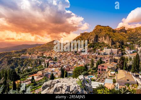 Taormina, Sizilien, Italien. Panoramablick über die Altstadt von Taormina und die Berge im Hintergrund. Beliebtes Touristenziel auf Sizilien Stockfoto