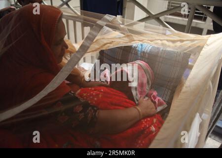 Dengue-Fieber-Patienten liegen auf dem Boden und auf dem Bett vor dem mugda-Krankenhaus, Aufnahmebereich in Dhaka, Bangladesch, am 31. Mai 2023. T Stockfoto