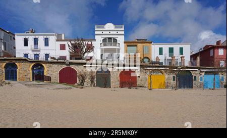 Farbenfrohe Türen mit Lagern am Sandstrand und Häuser in der touristischen Stadt Calella de Palafrugell, Mittelmeer, Spanien, Costa Brava Stockfoto