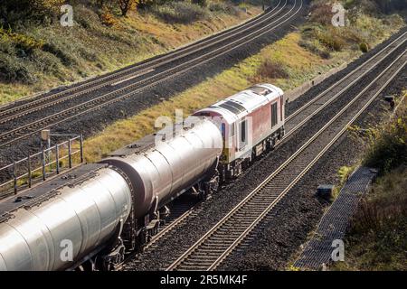 Klasse 60 Nr. 60010 mit Deutsche Bahn Cherry Red mit DB Schenker Branding passiert Standish Junction, Gloucestershire, Großbritannien Stockfoto