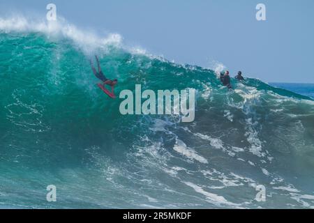 Bodyboarder Boogie Boarding auf einer riesigen Welle am Wedge Newport Beach, Kalifornien, USA Stockfoto