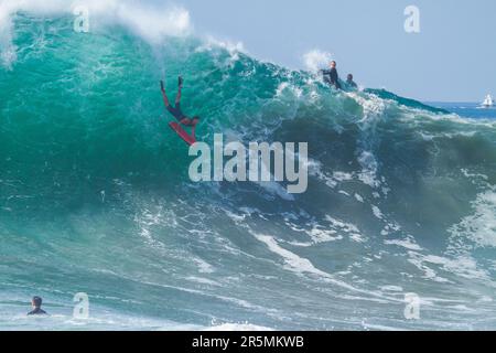 Bodyboarder Boogie Boarding auf einer riesigen Welle am Wedge Newport Beach, Kalifornien, USA Stockfoto