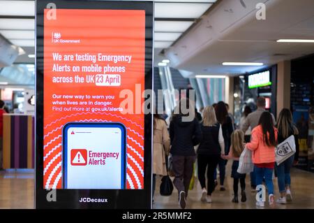 CARDIFF, WALES - APRIL 22: Ein Schild in St. David's Shopping Centre warnt vor einem staatlichen Notfalltest, der auf Einem an Mobiltelefone gesendet wird Stockfoto