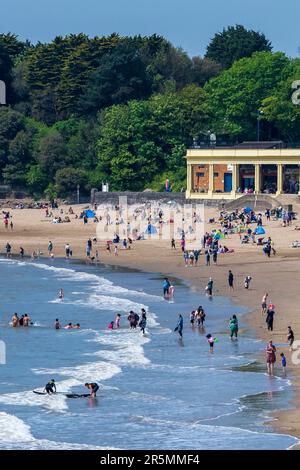 BARRY, WALES - 13. MAI: Ein allgemeiner Blick auf eine geschäftige Whitmore Bay am 13. Mai 2023 in Barry, Wales. Die Wettervorhersage sagt, die Temperaturen könnten 20C °C über dem Meeresspiegel liegen Stockfoto