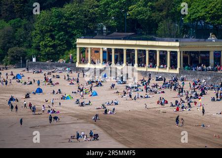 BARRY, WALES - 13. MAI: Ein allgemeiner Blick auf eine geschäftige Whitmore Bay am 13. Mai 2023 in Barry, Wales. Die Wettervorhersage sagt, die Temperaturen könnten 20C °C über dem Meeresspiegel liegen Stockfoto