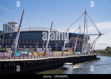 Ein allgemeiner Blick auf das Fürstentum Stadium, früher Millennium Stadium, und den Fluss Taff in Cardiff, Wales, Großbritannien. Stockfoto