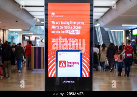 CARDIFF, WALES - APRIL 22: Ein Schild in St. David's Shopping Centre warnt vor einem staatlichen Notfalltest, der auf Einem an Mobiltelefone gesendet wird Stockfoto