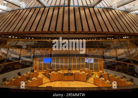 Eine allgemeine Ansicht im Siambr, der Debattierkammer des Senedd, dem Sitz des walisischen Parlaments, in Cardiff Bay in Cardiff, Wales, Vereinigtes Königreich. Stockfoto