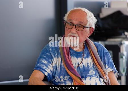 Der italienische Missionar Alex Zanotelli spricht auf der 2023. Ausgabe der Turiner Buchmesse in Italien. Stockfoto